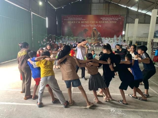 Đến và ở cùng…