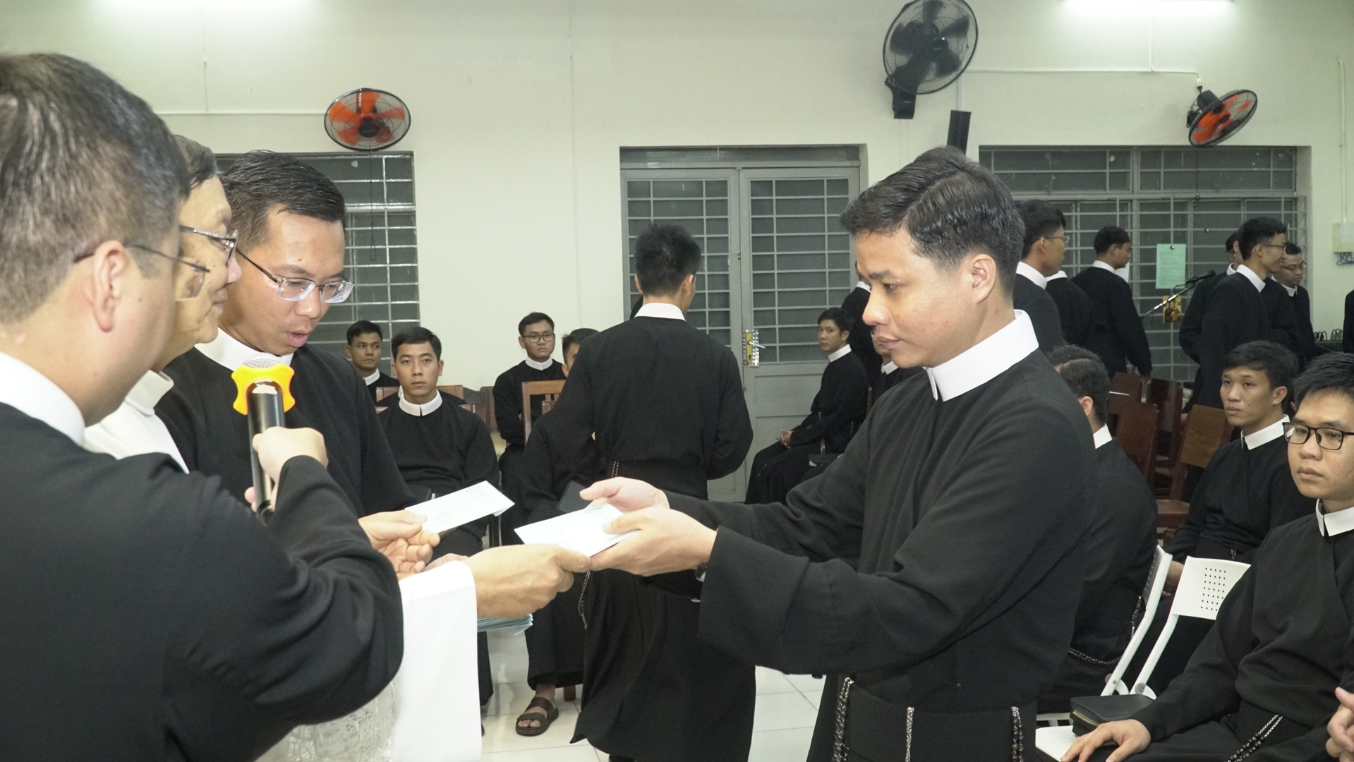 Nghi thức sai đi dành cho quý thầy Phó tế và quý thầy sẽ đi giúp năm